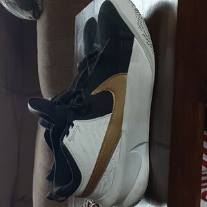 Nike Hustle Basketball Sneakers size 7Y